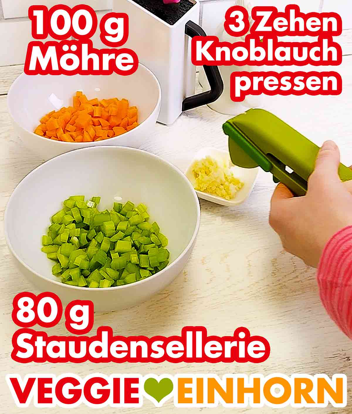 Möhre, Staudensellerie und Knoblauch Gewürfelte Karotte und Stangensellerie und gepresster Knoblauch