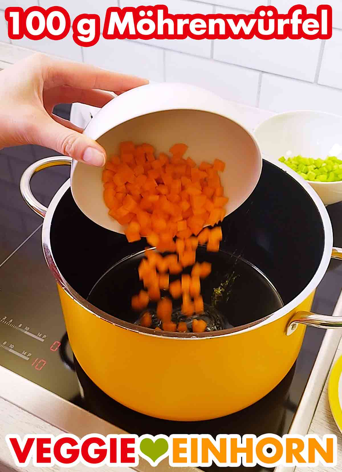 100 g Karottenwürfel Möhrenwürfel werden in das Olivenöl im Topf gegeben