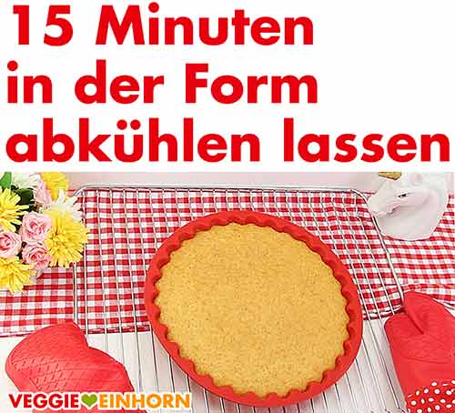Obstkuchenboden in der Backform abkühlen lassen. Obstkuchenboden in der Backform 15 Minuten abkühlen lassen.