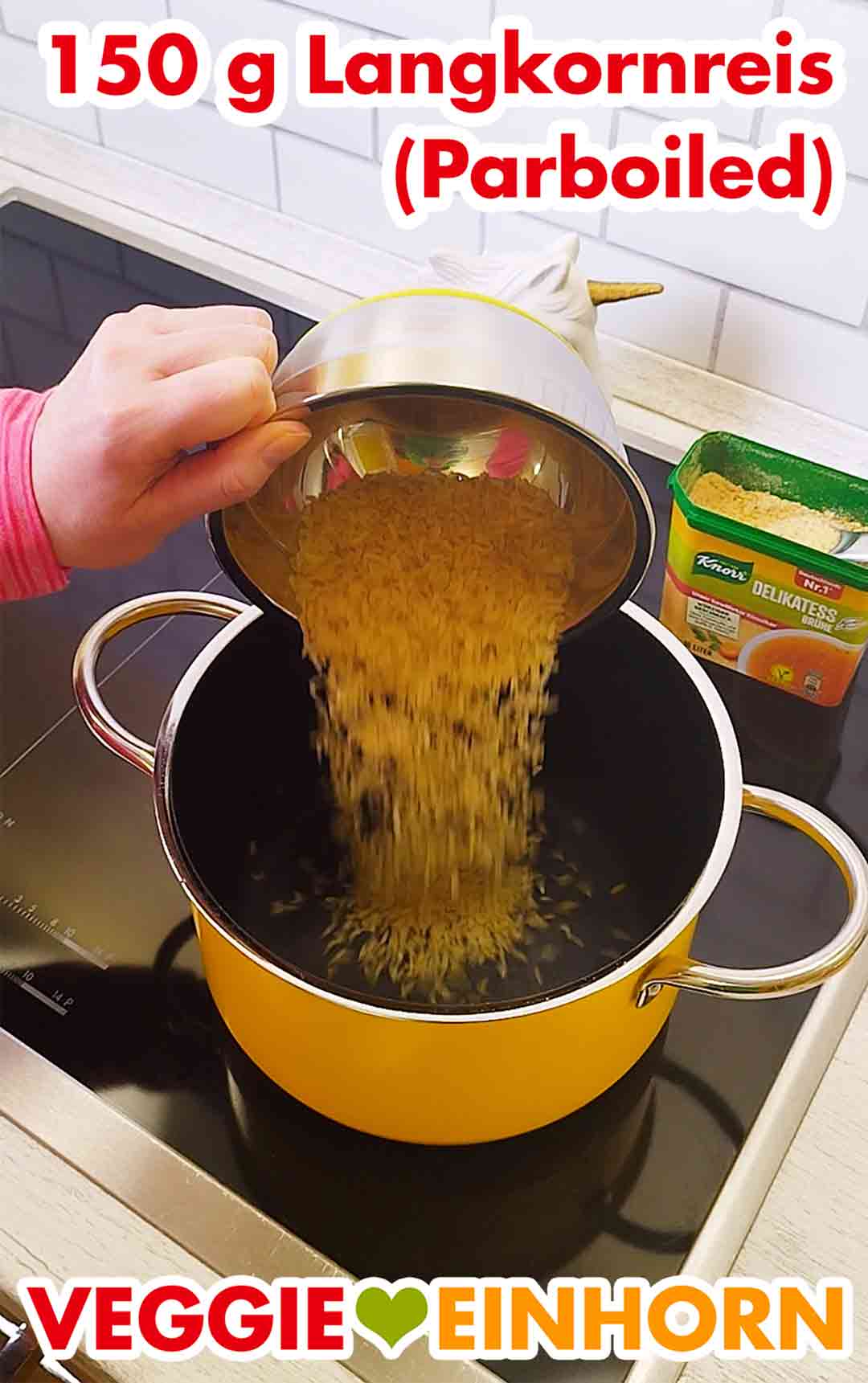 Der Langkornreis ist parboiled. 150 g trockener Langkornreis werden in einen Topf gegeben.