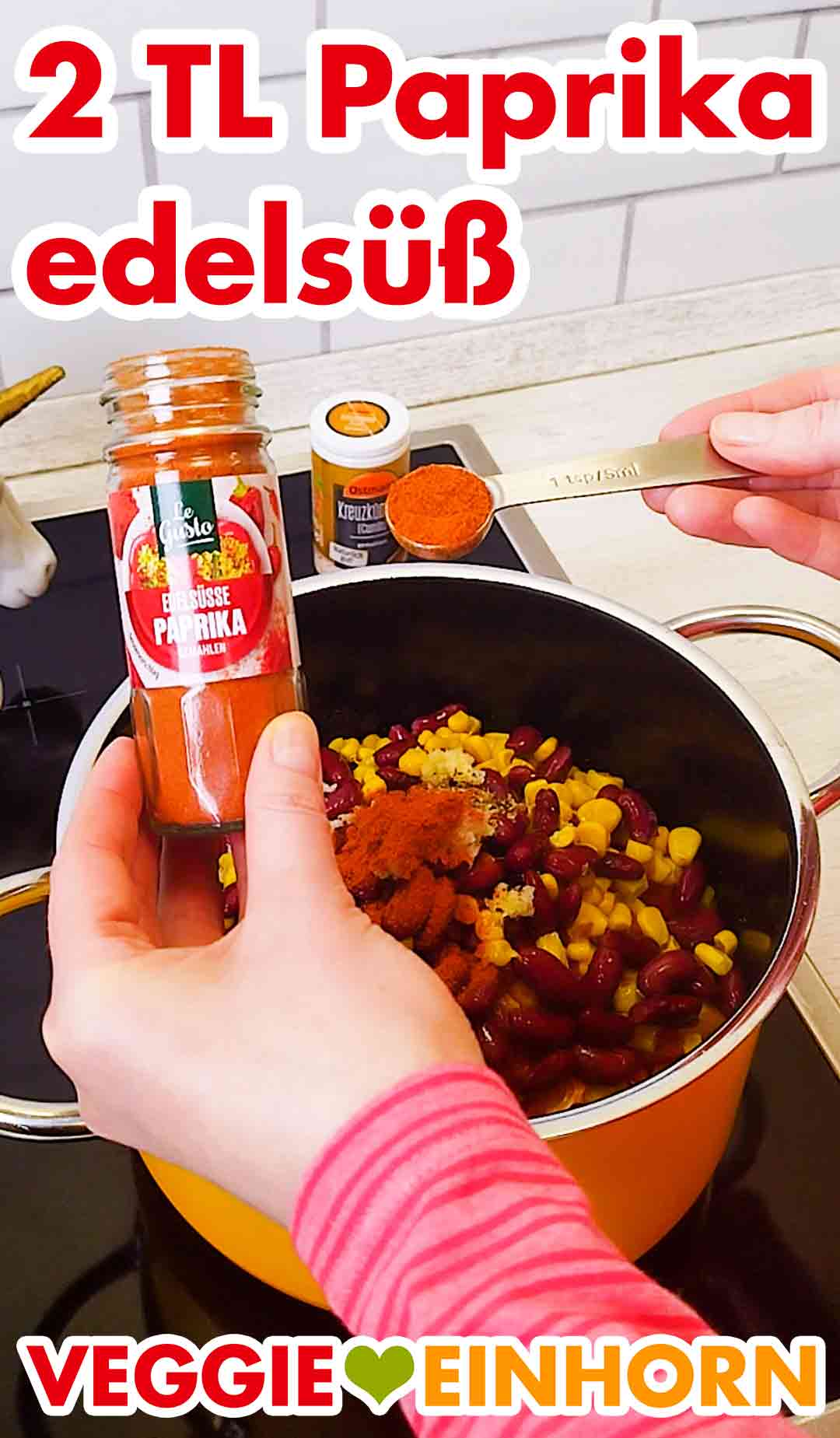 Würzen mit edelsüßem Paprikapulver Zwei Teelöffel Paprika edelsüß Pulver
