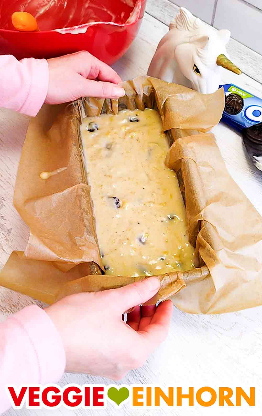 Das Bananenbrot mit Oreos ist bereit zum Backen. Fertig gefüllte Kastenform mit Teig für das vegane Oreo-Bananenbrot
