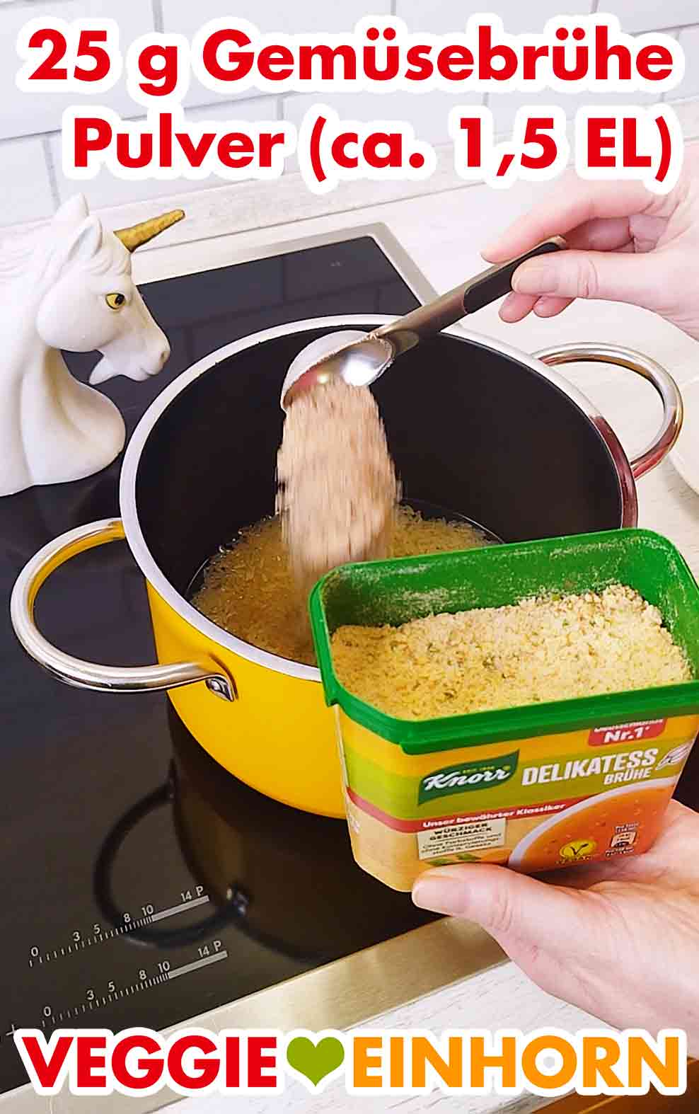 Die Knorr Delikatess Brühe ist vegan. Veganes Brühepulver wird zum Reis und zum Wasser in den Topf gegeben