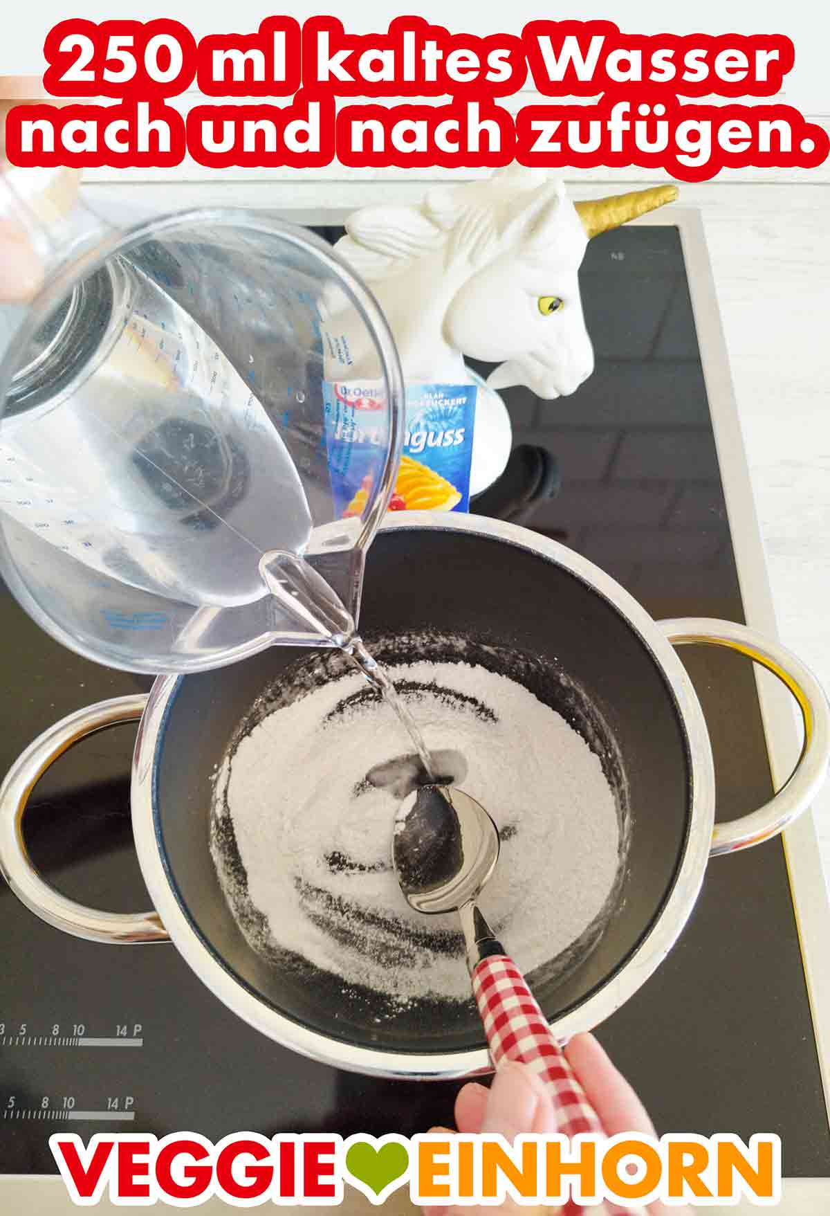 Hinzufügen von Wasser Wasser wird aus einem Messbecher in den Topf mit dem Tortenguss Pulver gegossen.