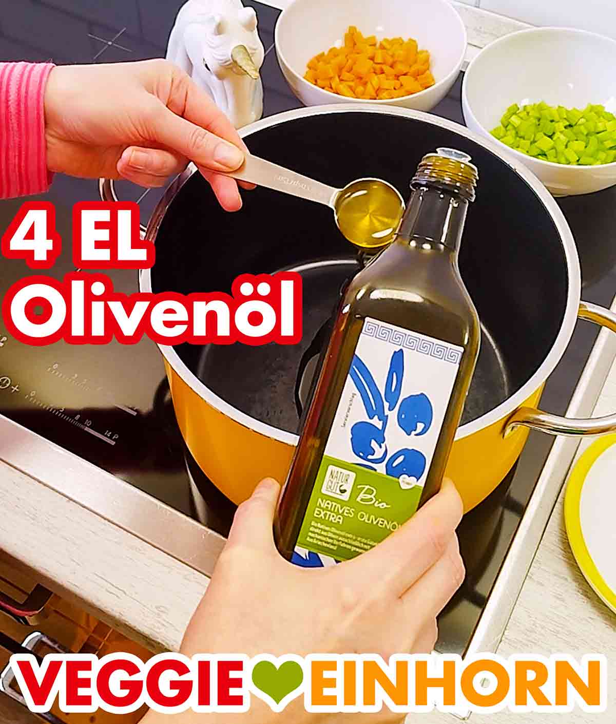 Vier Esslöffel Olivenöl Olivenöl wird in einen Topf gegeben für die Pasta e Fagioli