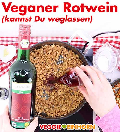 Veganer Rotwein in die Pfanne zufügen