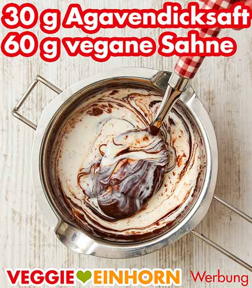 Agavendicksaft und vegane Sahne wurden zugefügt. Agavendicksaft und Sojasahne mit der Kuvertüre im Schmelztopf