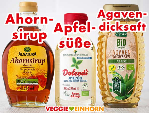 Drei Flaschen mit Ahornsirup, Apfelsüße und Agavendicksaft