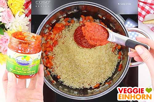 Ajvar zufügen.