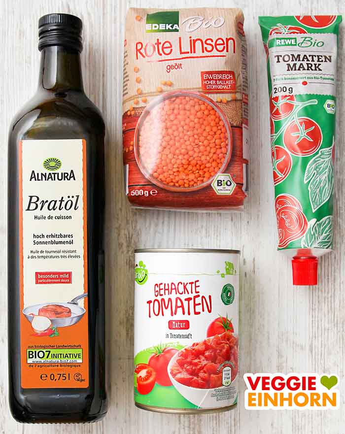 Öl, rote Linsen, Tomatenmark, gehackte Tomaten in der Dose Alnatura Bratöl, Edeka Rote Linsen, Rewe Tomatenmark, Aldi GutBio Tomaten