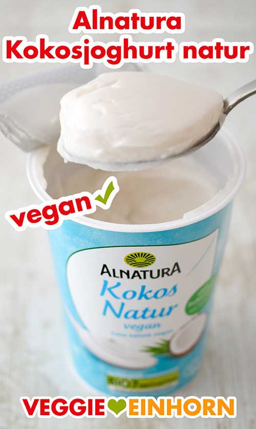 Alnatura Kokos Joghurt Natur Ein Becher Alnatura Kokosjoghurt und Joghurt auf einem Löffel