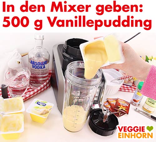 Veganer Vanillepudding wird in den Mixbecher gegeben.