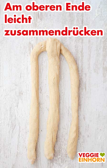 Die drei Stränge werden am oberen Ende leicht zusammen gedrückt