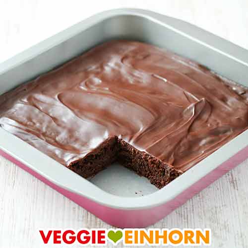Brownies mit Schokoladenüberzug in der Brownieform Eine Backform mit Brownies mit Schokoüberzug