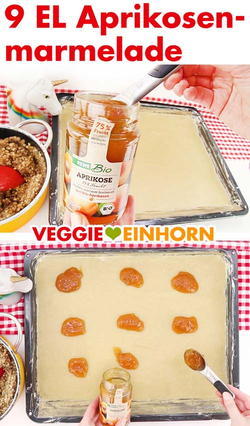 Aprikosenkonfitüre wird auf den Nussecken-Teig gegeben. Aprikosenmarmelade für vegane Nussecken
