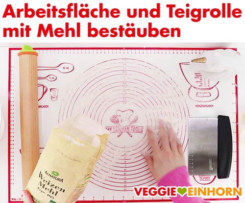 Arbeitsfläche und Teigrolle mit Mehl bestäuben Arbeitsfläche und Teigrolle mit Mehl bestäuben