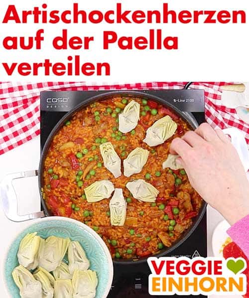 Halbierte Artischockenherzen auf veganer Paella