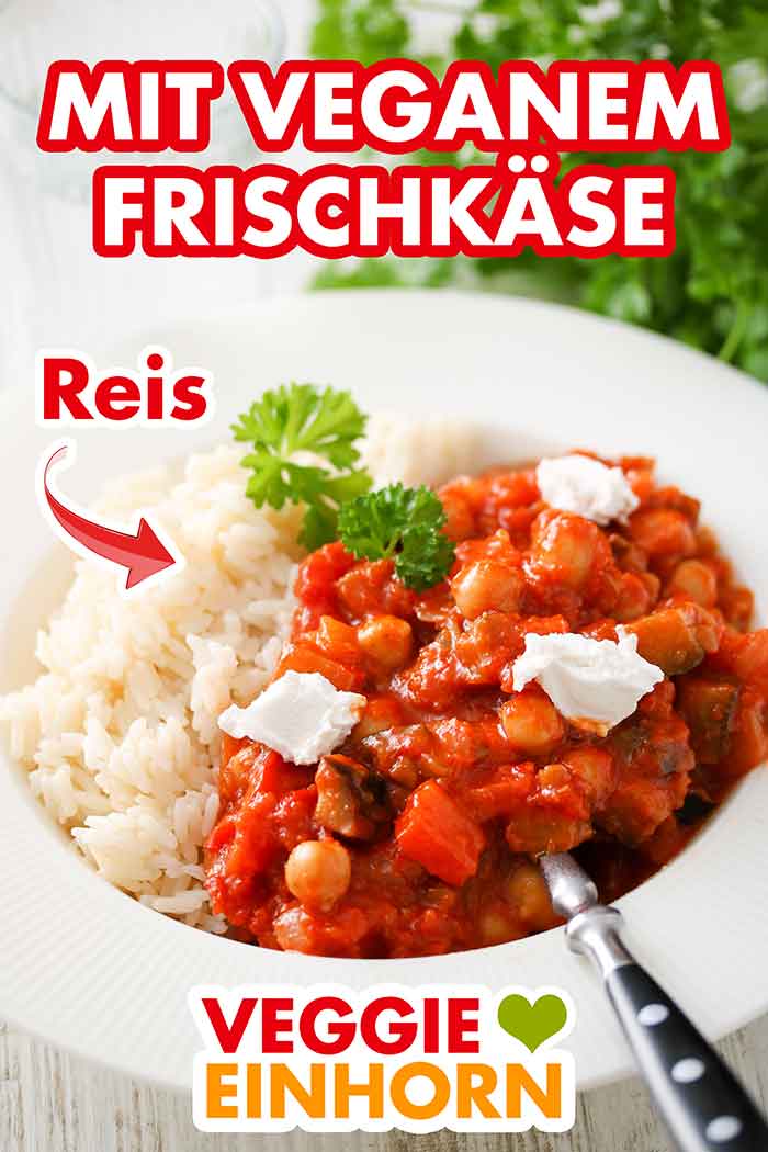 Serviert mit veganem Frischkäse und gekochtem Reis Auberginen Paprika Pfanne auf einem Teller mit Reis und veganem Frischkäse