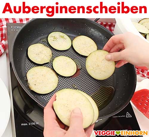 Auberginenscheiben in die Pfanne legen Auberginenscheiben in die Pfanne legen