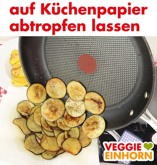 Auberginen auf Küchenpapier abtropfen lassen Auberginen auf Küchenpapier abtropfen lassen
