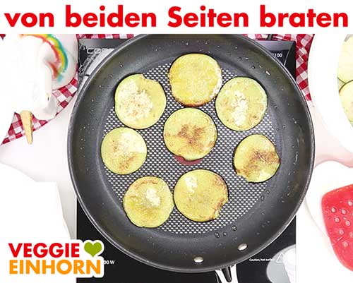 Auberginen Scheiben in der Pfanne braten Auberginen Scheiben in der Pfanne braten