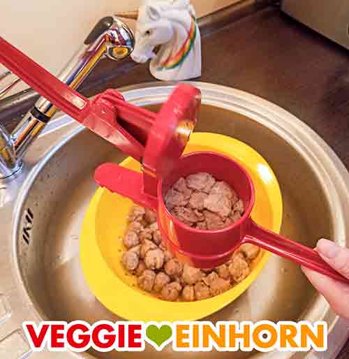 Kartoffelpresse mit ausgepressten Soja Würfeln Ausgepresste Sojawürfel in der Kartoffelpressen