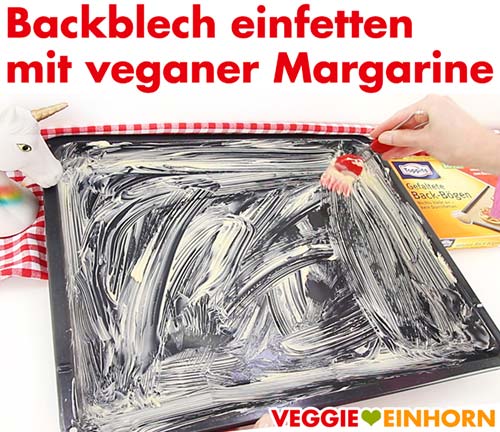Einfetten des Blechs mit veganer Butter oder Margarine Backblech einfetten mit veganer Margarine