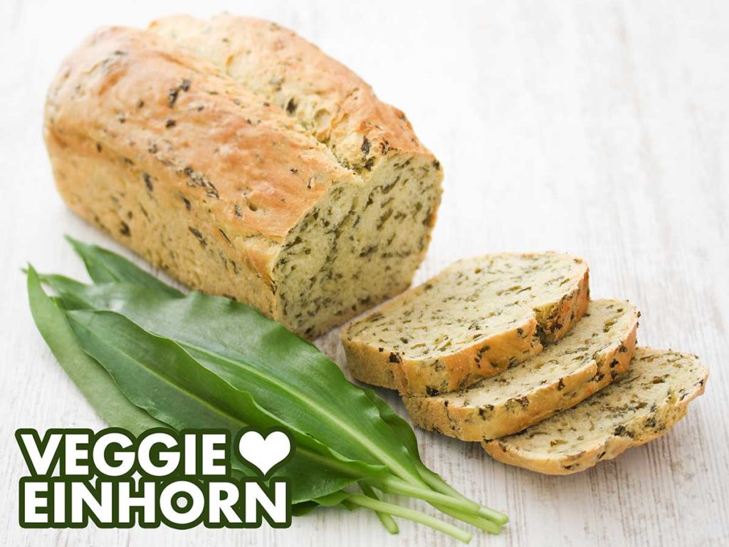 Ein Bärlauchbrot und frische Bärlauch Blätter