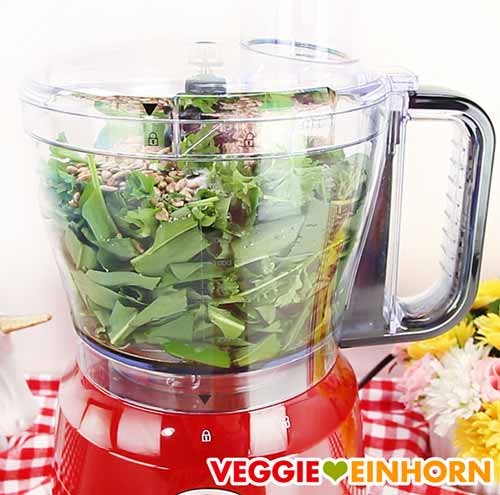 Bärlauch, Petersilie und Sonnenblumenkerne in der Küchenmaschine