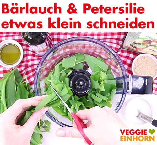 Bärlauch und Petersilie mit einer Schere klein schneiden. Bärlauch und Petersilie mit einer Schere klein schneiden.