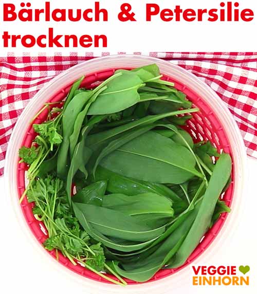 Bärlauch und Petersilie in einer Salatschleuder. Bärlauch und Petersilie in einer Salatschleuder.