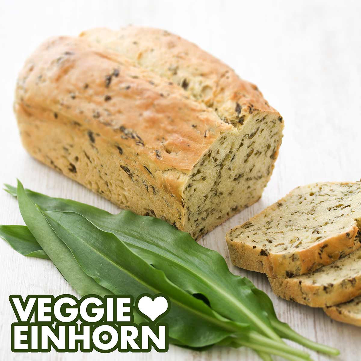 Frische Bärlauchblätter und ein Brot mit Bärlauch