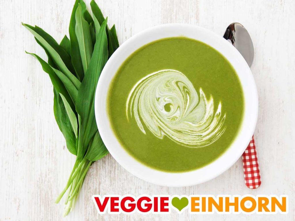 Ein Bund frischer Bärlauch und ein Teller Bärlauchcremesuppe