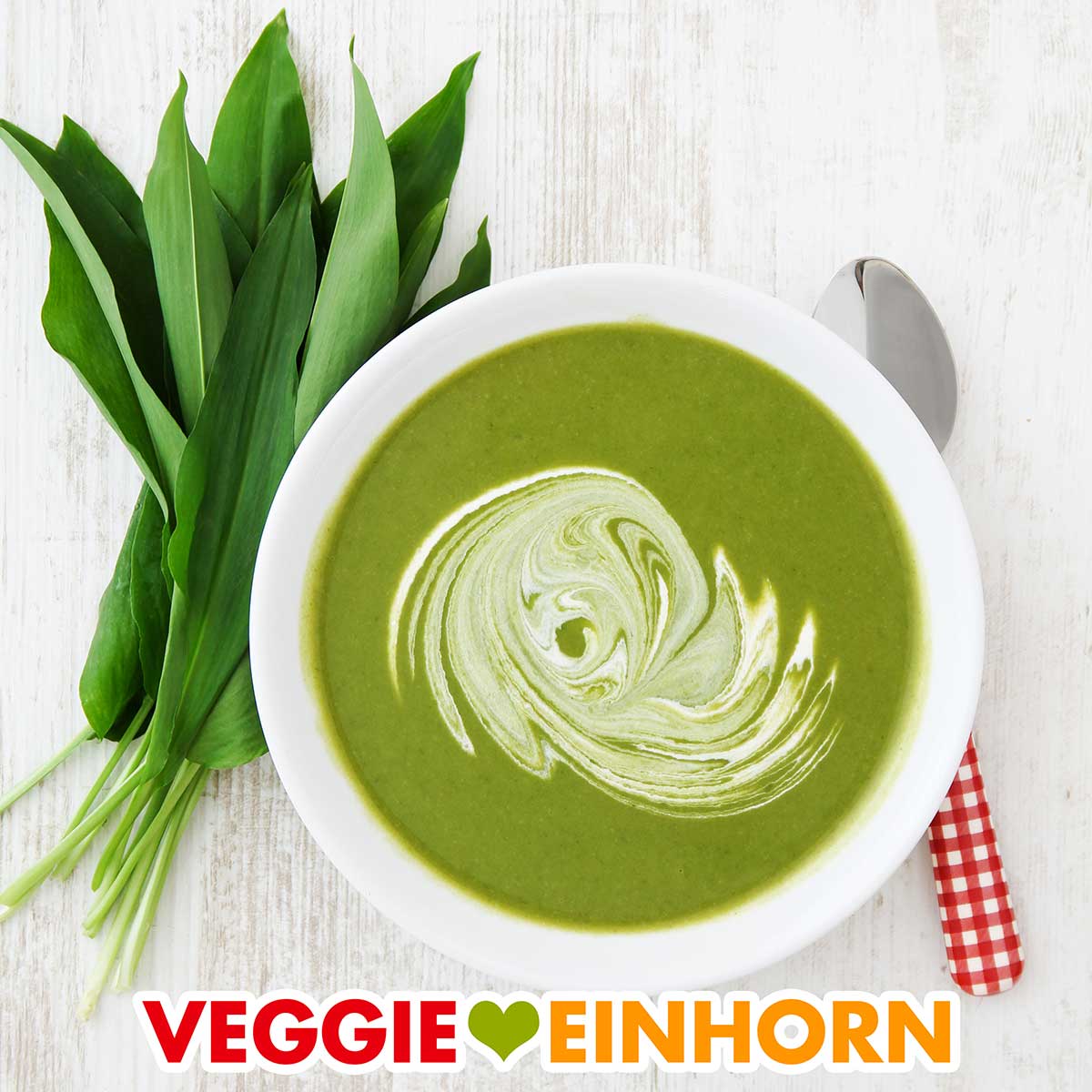 Vegane Bärlauchcremesuppe und ein Bund Bärlauch