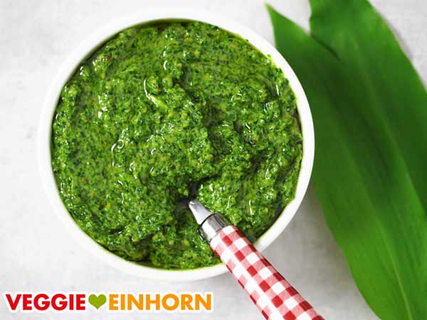 Veganes Bärlauchpesto in einer Schale