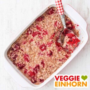 Baked Oatmeal mit Himbeeren in einer Auflaufform
