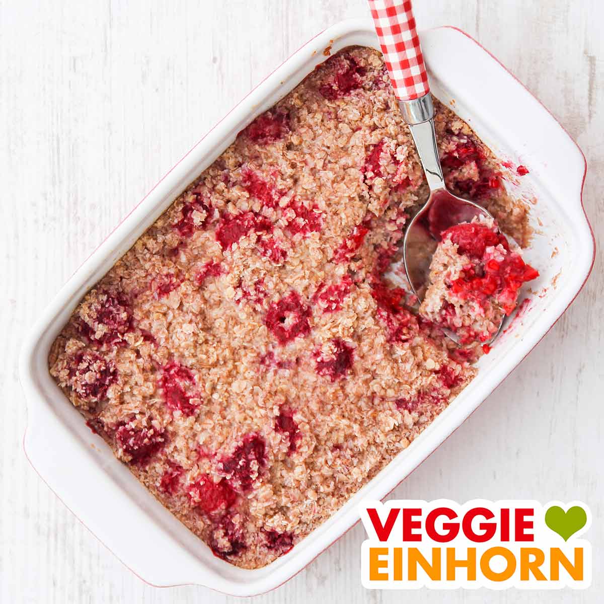 Baked Oatmeal mit Himbeeren in einer Auflaufform