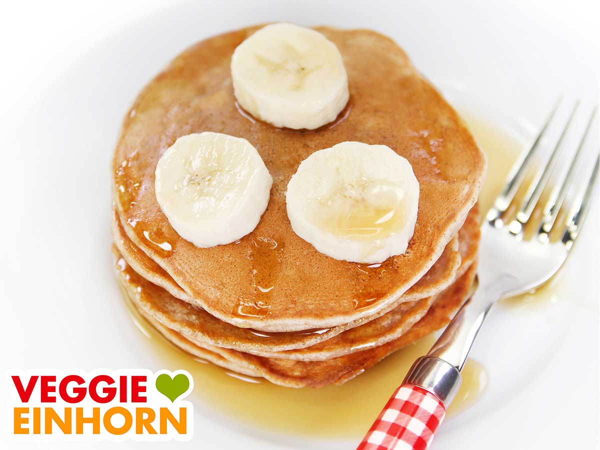 Ein Stapel mit veganen Bananen Pancakes