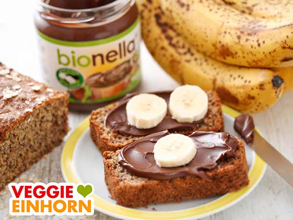 Bananenbrot mit veganer Nutella Alternative Zwei Scheiben Bananenbrot mit veganer Nutella Alternative