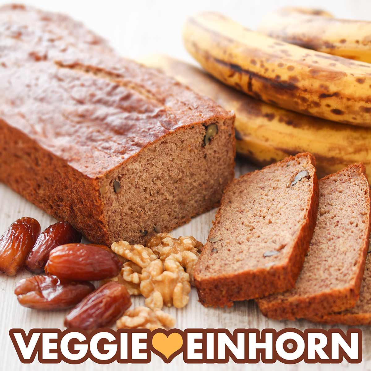 Ein Bananenbrot, Datteln und Walnüsse auf einem Tisch
