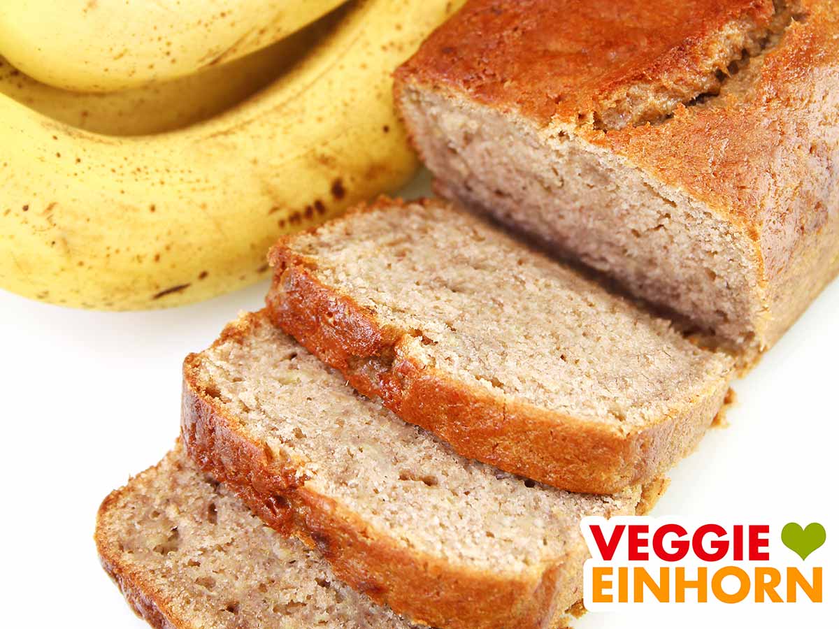 Ein saftiges Bananenbrot und einige Bananen