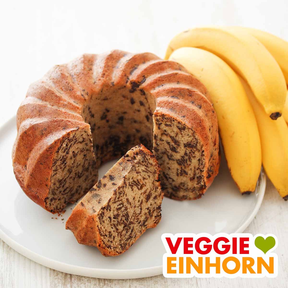 Ein angeschnittener Bananenkuchen