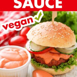 Ein Burger mit veganer Sauce und Pommes