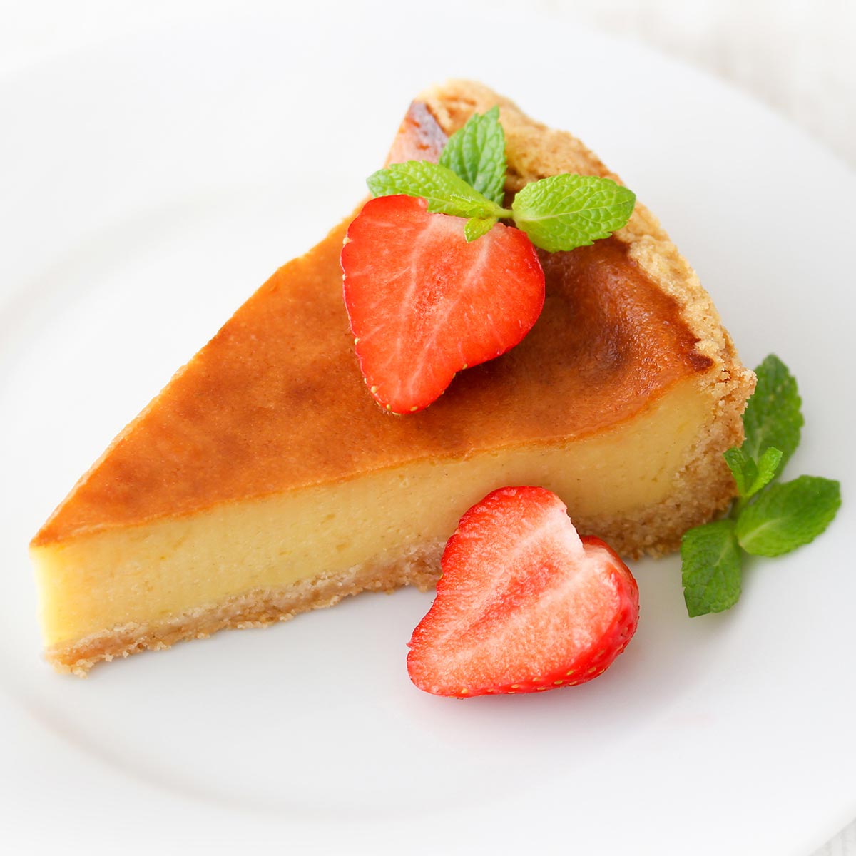 Bester veganer Käsekuchen auf einem Kuchenteller