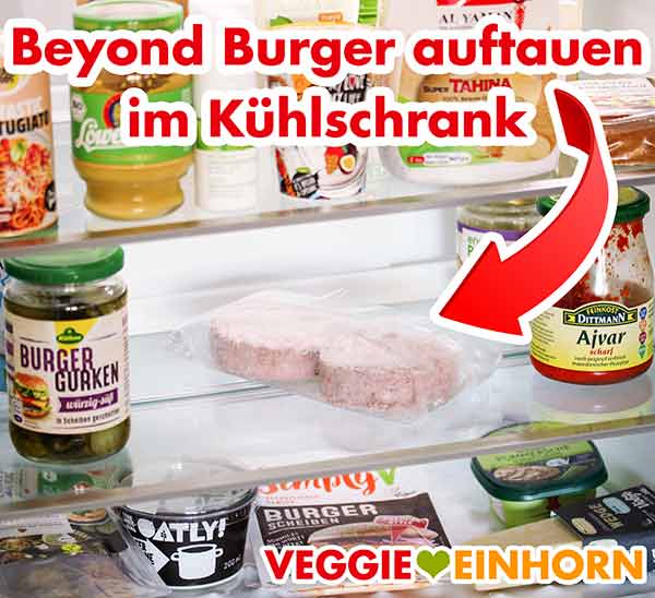 Beyond Burger auftauen im Kühlschrank Zwei Beyond Burger liegen zum Auftauen im Kühlschrank
