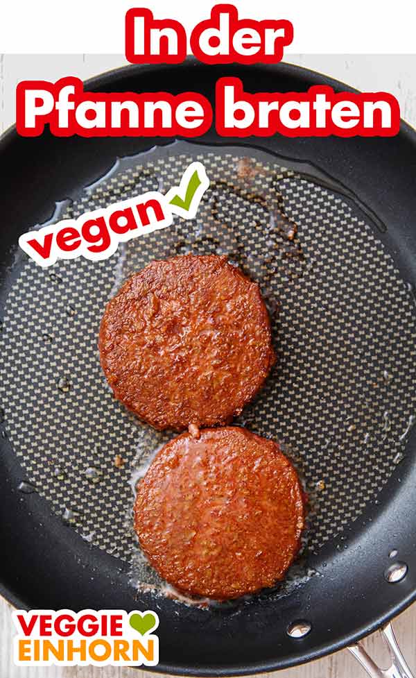 Zubereitung der Beyond Burger in der Pfanne Zwei gebratenen Beyond Meat Burger in einer beschichteten Bratpfanne