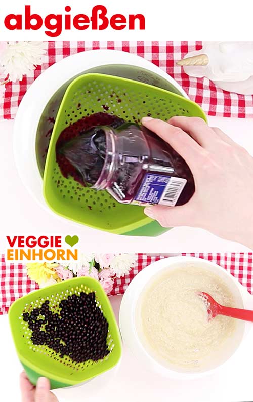 Blaubeeren aus dem Glas in einen Durchschlag abgießen