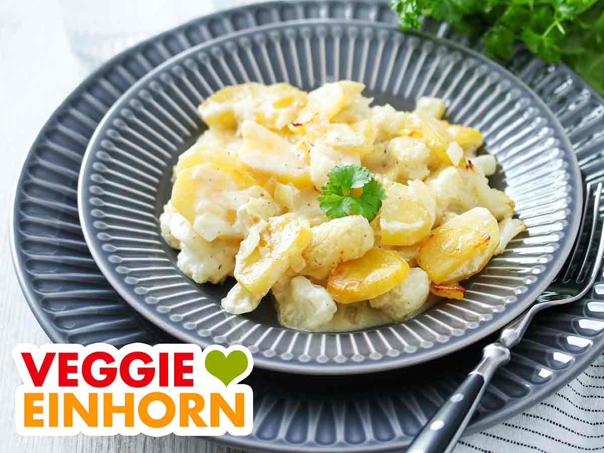 Ein Teller mit veganem Blumenkohlauflauf
