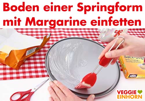Boden einer Springform mit veganer Margarine einfetten Boden einer Springform mit veganer Margarine einfetten