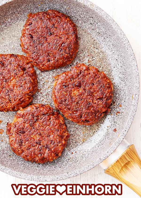 Vegetarische Kidneybohnen Burger Kidneybohnen Burger in einer Bratpfanne